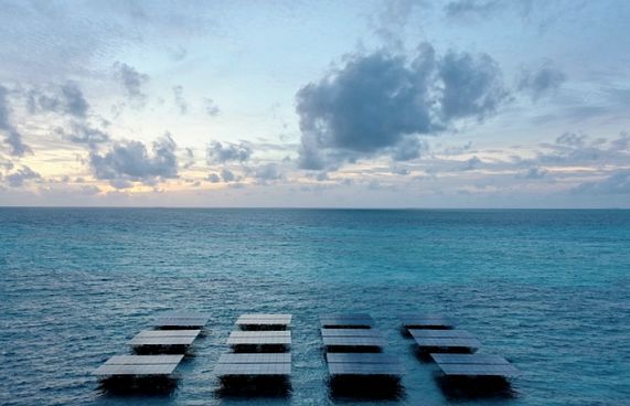 ލަކްސް ރިސޯޓްގައި ފްލޯޓިން ސޯލާ ޕަވަ ސިސްޓަމެއް