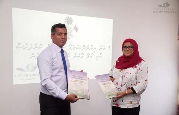 ޓީޗަރުންގެ ކޮންފަރެންސަށް އައްޑޫން ގިނަ ކަރުދާސްތަކެއް