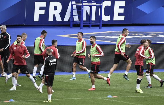 ނުބައި ގައުމީ ސަލާމެއް ޖެހުމުން ފްރާންސް ހޫނު ފެނަށް