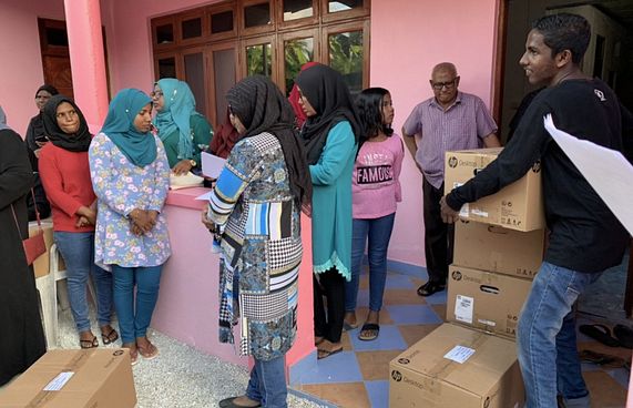 ސައިރިކްސްއިން ހުޅުދުއަށް ގިނަ އަދަދެއްގެ ކޮމްޕިއުޓަރު