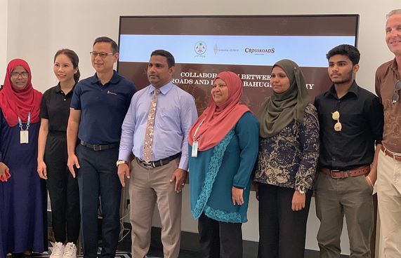 ޓޫރިސްޓުންނަށް ދިވެހި ބަސް ކިޔަވައިދެނީ