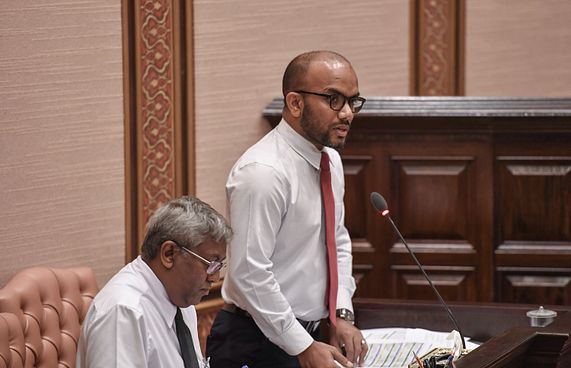 ސިޔާމްގެ ލޯނުގެ މައްސަލާގައި އަމީރާ ސުވާލުކުރަނީ