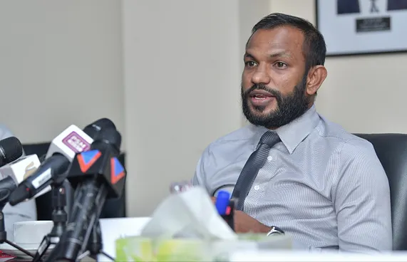 މަދުވެގެން ތިން ބިޑް ހުށަހަޅަން ނުޖެހޭ ގޮތަށް ހަދައިފި