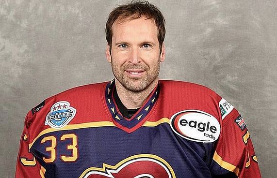 ގޯލްކީޕަރު ޗެކް އައިސް ހޮކީ ޓީމަކަށް ސޮއިކޮށްފި