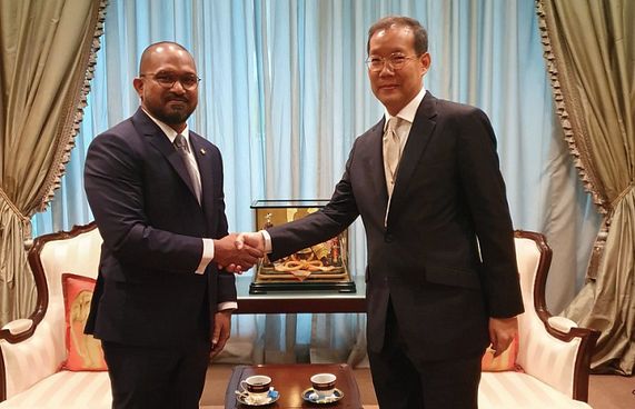 ޖިނާހު، ސަފީރުކަމުގެ ފަތްކޮޅުގެ ކޮޕީ އަރުވައިފި