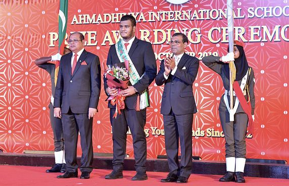 އަހުމަދިއްޔާގެ އެންމެމޮޅު ދަރިވަރުން: ރަސަލް އާއި ސާނީ