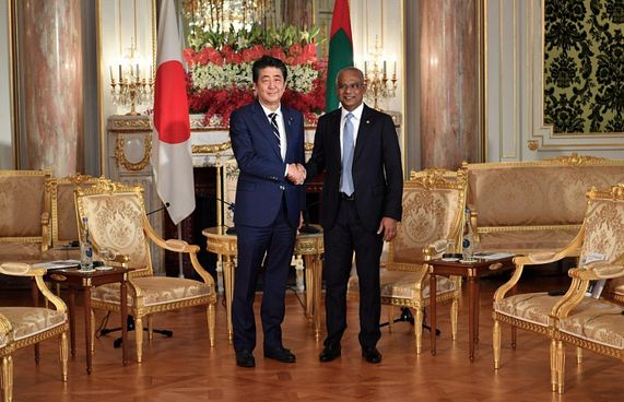 ރައީސް، ޖަޕާނުގެ ބޮޑުވަޒީރާ ބައްދަލުކުރައްވައިފި