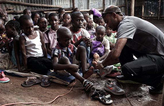 މެރެތަން ޝޮޕުން ޔޫގެންޑާ ކުދިންނަށް ބޫޓްތައް ބަހާލައިފި