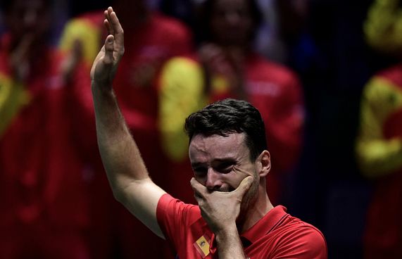 ބައްޕަގެ ޖަނާޒާ އަށް ފަހު އެނބުރި އައިސް ޗެމްޕިއަން