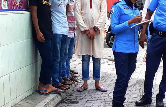 ތޫނު އެއްޗަކުން ހަމަލަދީ މީހަކު ޒަހަމްކޮށްލައިފި