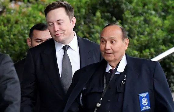 އީލޮން މަސްކް އަބުރާ ބެހުނުކަން ސާބިތެއް ނުވި