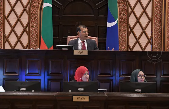 މަޖިލިހުގެ މެމްބަރުން ދެ މަސް ދުވަހުގެ ޗުއްޓީއަކަށް