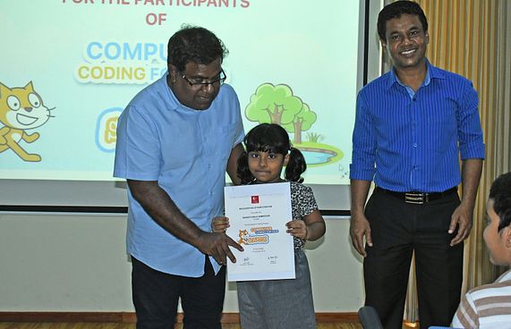 ސައިރިކްސް އިން ކުޑަކުދިންނަށް ކޯޑުކުރަން ދަސްކޮށްދީފި