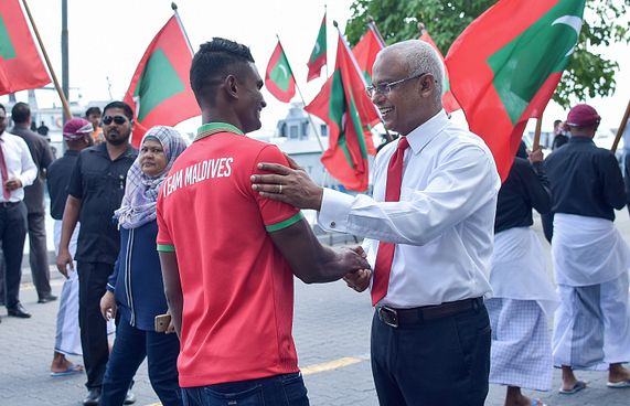 ރައީސް ހޫނު މަރުހަބާއަކާ އެކު ދެއްވީ ޔަގީންކަން