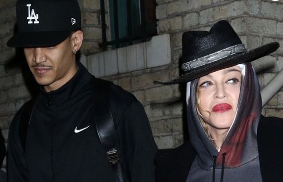 މެޑޯނާ އަށް 26 އަހަރުގެ ލޯބިވެރިއެއް