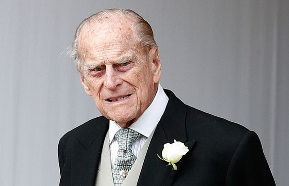 ޕްރިންސް ފިލިޕް އެޑްމިޓްކޮށް، ފަރުވާދެނީ