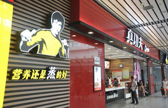 ލޯގޯއަކަށް ބުރޫސް ލީގެ ސިފަ ބޭނުންކުރާތީ ދައުވާކޮށްފި