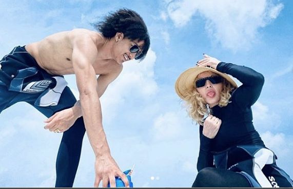 މެޑޯނާ، ޒުވާން ލޯބިވެރިޔާއާ އެކު ރާއްޖޭގައި