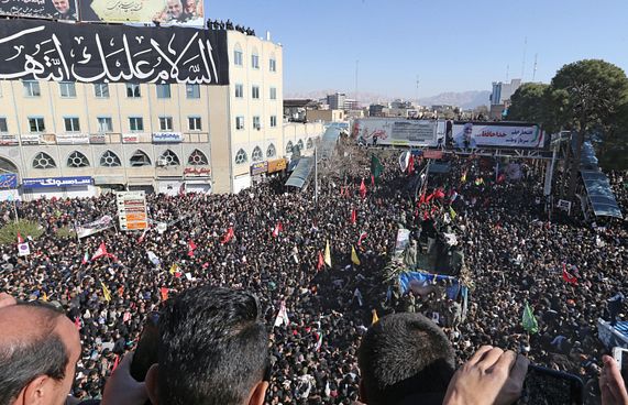 ސުލައިމާނީގެ ޖަނާޒާގައި ފިތިގެން 30 މީހުން މަރުވެއްޖެ