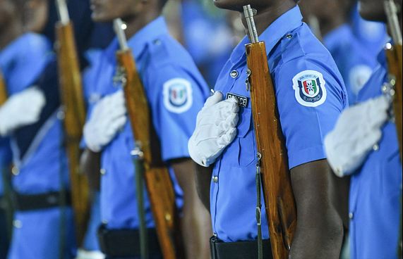 ޕޮލިސް ދަރިވަރުންތަކެއް ހާލު ދެރަވެގެން ފަރުވާ ދެނީ