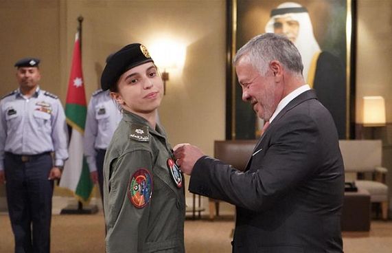 ޖޯޑަންގެ އަންހެން ޕައިލެޓަކަށް ރަސްގެފާނު ދަރިކަނބަލުން