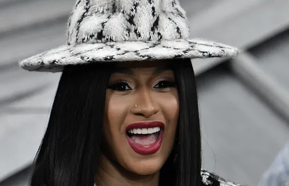 ކާޑީ ބީގެ ކްރެޑިޓް ކާޑުން ވަގަކު 60،000 ޑޮލަރުގެ ވިޔަފާރި