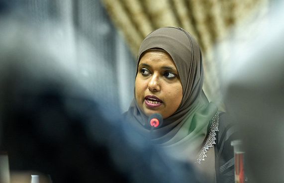 ހިޝާން ބެލުމުގެ ދަށުގައި ހުރި މީހާ ދައުލަަތަށް ނަގައިފި