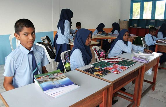 ފޮތްތަކުގެ ބޭރު ޖަރީކޮށްލީ ފޮތިން!