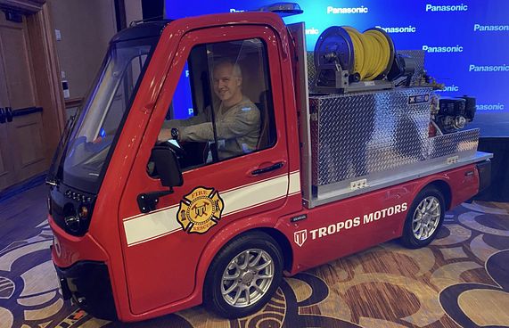 އަލިފާން ނިއްވާ ކުޑަ އުޅަނދެއް ޕެނަސޮނިކުން ހަދައިފި