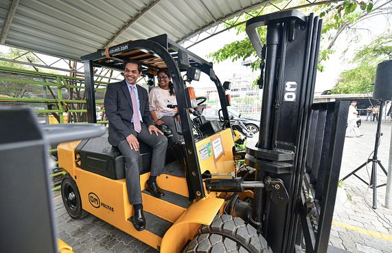 މާލޭ ސިޓީ ކައުންސިލަށް އިންޑިއާ އިން 16 ވެހިކަލް