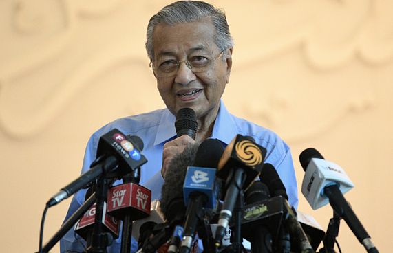 އުމުރުން 99 އަހަރުގެ މަހާތީރު ހޮސްޕިޓަލްގައި