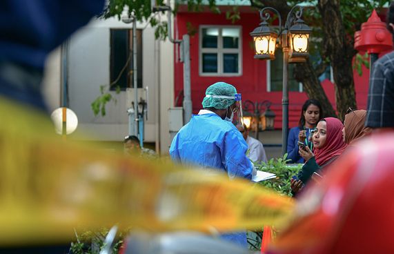 ކޮވިޑު ޖެހުނު މީހަކާ ގުޅުން ހުރި މީހެއް ހުޅުމާލޭގައި