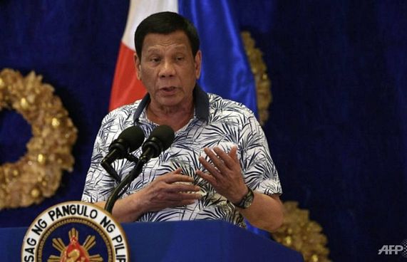 ފިލިޕީންސްގެ ރައީސްގެ ހަށިކޮޅުގައި އަތްލުން މަނާ!