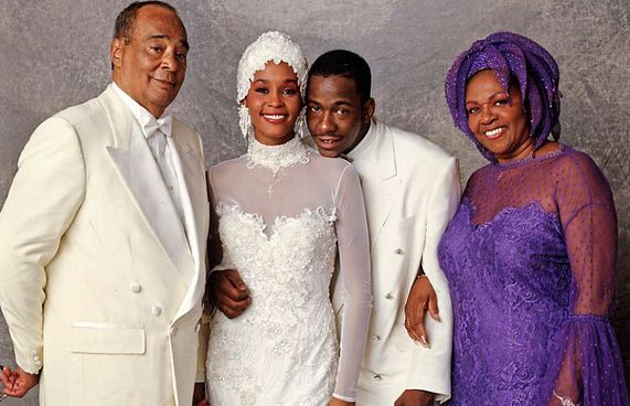 ވިޓްނީ ހިއުސްޓަންގެ ވެޑިން ޑްރެސް ނީލަމަށް