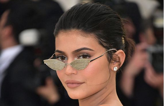 ކައިލީ ކުރި ޕޯސްޓަކާ ހެދި ބައިވަރު ފޮލޮވާސް ގެއްލިއްޖެ