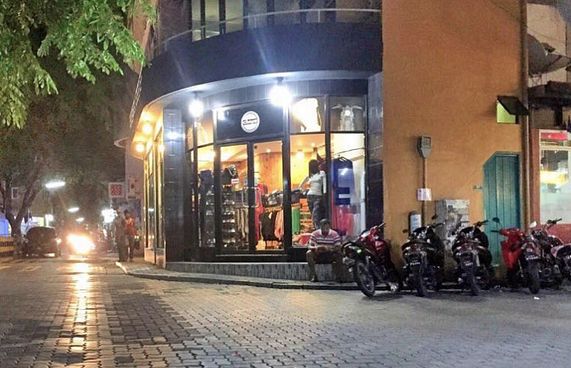 ހެދުން ފިހާރަތަކަށް ވަންނާނެ ބަޔަކު ނެތި ހުސްކޮށް!