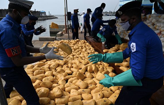 ލަންކާގެ ދެ ބޯޓެއް 393 ކިލޯ ޑްރަގާ އެކު އަތުލައިގެންފި