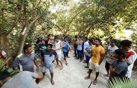 ފުރަވެރީގެ މުވައްޒަފުން މުޒާހަރާ ކުރަނީ