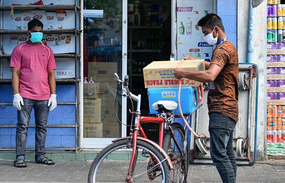 ޕޮޒިޓިވްވީ ލިލީ އިންޓަނޭޝަނަލްގެ މުވައްޒަފުންނެއް ނޫން