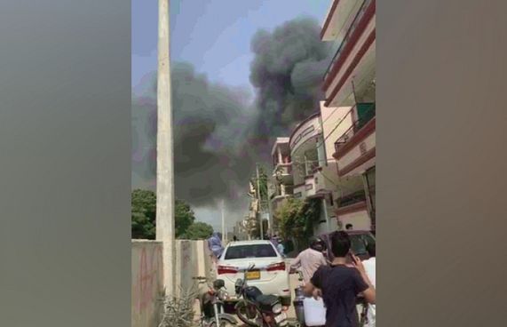 ޕާކިސްތާނުގެ ބޯޓެއް އިމާރާތްތަކެއްގެ މައްޗަށް ވެއްޓިއްޖެ