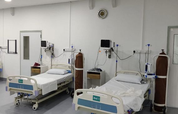 ކޮވިޑް ޖެހިގެން އައިސީޔޫގައި އަށް މީހަކަށް ފަރުވާދެނީ