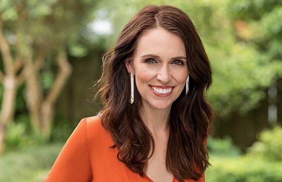 ނިއު ޒީލެންޑުގެ ބޮޑުވަޒީރު އެޅުއްވީ ރީތި ކޭކެއް