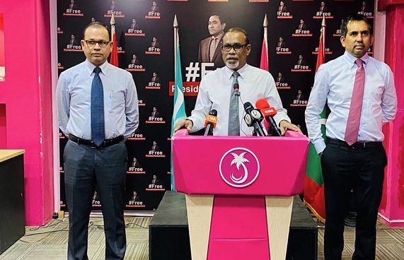ފެންނަނީ އަދީބުގެ އެހީތެރިކަން ހޯދާތަން: އިދިކޮޅު