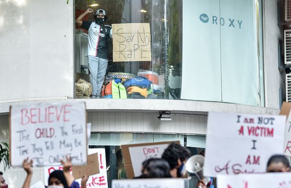 ދަރިވަރަކަށް "ޖިންސީ ގޯނާކުރި" މީހާ ސަސްޕެންޑުކޮށްފި