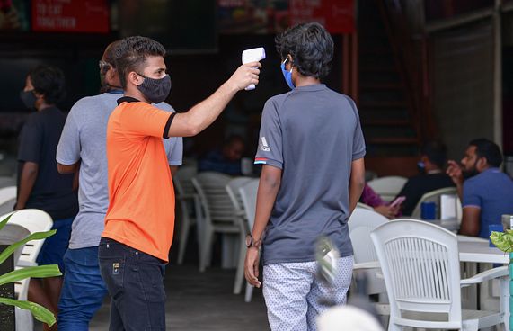 އެކެއްގެ 74 ކޮންޓެކްޓްސް، 33 ދިވެއްސަކު ޕޮޒިޓިވް