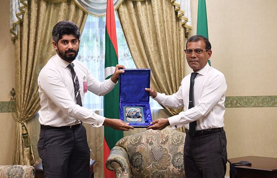 މީޑިއާ އާއި ސިޔާސީ ކަންކަމާ ހުރި ގުޅުމާ ބެހޭ ފޮތެއް