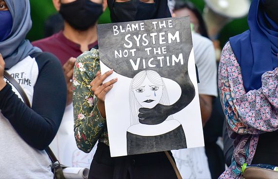 ދަރިވަރަކަށް ޖިންސީ ގޯނާކުރި ޓީޗަރަކަށް ފަސް ދައުވާ