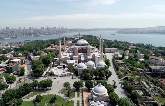 ތުރުކީގެ އަޔާ ސޫފިޔާ މިސްކިތަކަށް ހެދުމުން ފާޑުކިޔަނީ