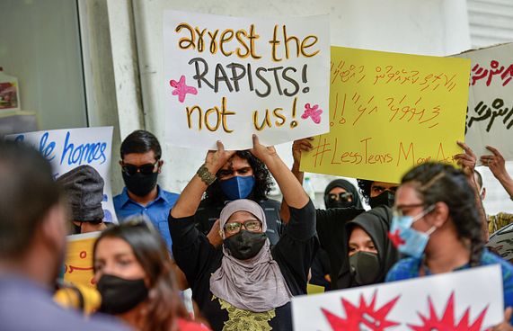 ކުޑަކުއްޖަކާ "ބެހިގެން" 61 އަހަރުގެ މީހަކު ހައްޔަރު