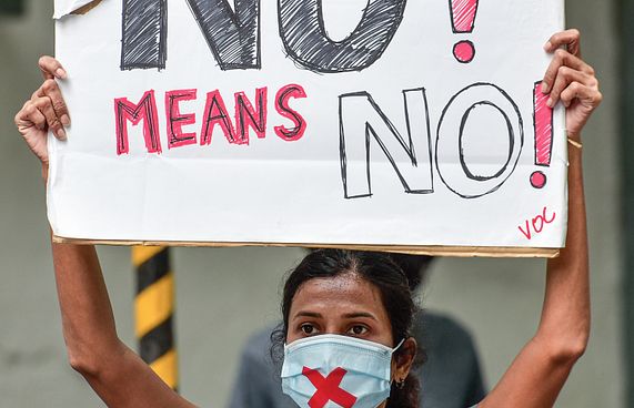 ފިރިމީހާ އަނބިމީހާ ރޭޕްކުރުން ކަނޑައެޅި ތާރީޚީ ހުކުމް